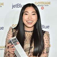 Awkwafina sukses mengalahkan sejumlah nama aktris terkenal lainnya yang masuk nominasi Golden Globes 2020. Mereka yang kalah saing darinya di antaranya Ana de Armas (Knives Out), Cate Blanchett (Whered You Go, Bernadette), Beanie Feldstein (Booksmart), dan Emma Thompson (Late Night). Foto: Getty Images