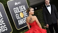 Scarlett terlihat menunjukkan tato di bagian punggung dan sosok tunangannya, Colin Jost, ternyata hadir bersamanya. Frazer Harrison/Getty Images