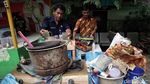 Aksi Bersih-bersih Para Guru di Hari Pertama Masuk Sekolah