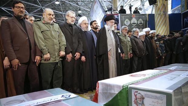 Ayatollah Ali Khamenei memimpin pembacaan doa untuk jenazah Qasem Soleimani yang tewas dalam serangan AS di Irak