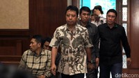 Selain itu, Rommy juga dituntut membayar denda Rp 250 juta subsider 5 bulan kurungan.