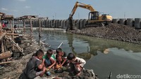 Guna memitigasi risiko tersebut, pemerintah mulai membangun tanggul pengamanan pantai. Tanggul yang masuk dalam proyek Terpadu Pesisir Ibukota Negara atau National Capital Integrated Coastal Deveploment (NCICD) di Muara Baru, Penjaringan, Jakarta Utara Itu itu dibangun pada tahun 2014. 