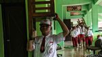 Hari Pertama Sekolah, Siswa SD di Kapuk Muara Bersihkan Kelas