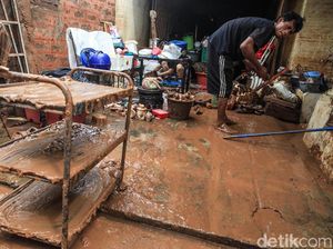 Warga Bintaro Masih Bersihkan Lumpur Sisa Banjir