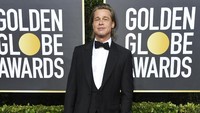 Brad Pitt saat menghadiri ajang Golden Globe 2020 di California, AS pada Senin (6/1). Frazer Harrison/Getty Images