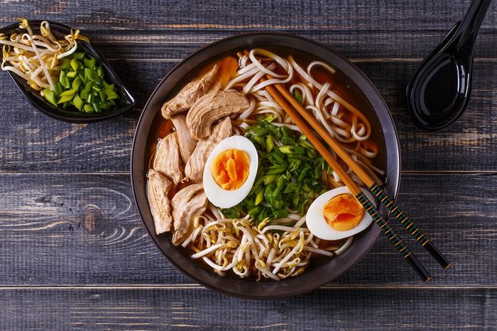 beragam jenis makanan musim dingin jepang ada oden, ramen, mizutaki, tori zosui, yudofu