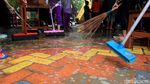 Semangat Siswa SD di Bintaro Kerja Bakti di Sekolah Pascabanjir