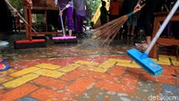 Ada pula para siswa yang bersama-sama membersihkan lantai bangunan sekolah yang kotor akibat terendam banjir beberapa waktu lalu.