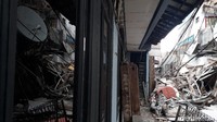 Pecahan kaca juga nampak berserakan.