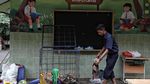 Aksi Bersih-bersih Para Guru di Hari Pertama Masuk Sekolah