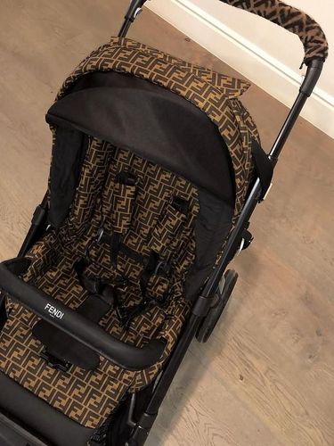 Kylie Jenner Pamer Stroller Tas Popok Dari Fendi Totalnya Rp 240 Juta