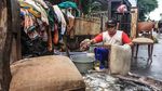Warga Bintaro Masih Bersihkan Lumpur Sisa Banjir