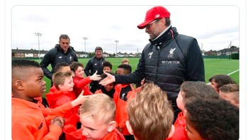 Jurgen Klopp memberi selamat pada para bocah Liverpool yang mengalahkan Everton. Foto: Twitter