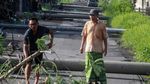 Puluhan Tiang Listrik Roboh Dihantam Angin Kencang di Sidoarjo