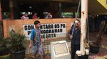 Alamak! Ratusan Buku Ini Rusak Terendam Banjir