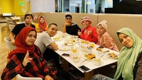 Meski formasinya tak lengkap tapi sebagian anggota Gen Halilintar ini tetap seru saat makan siang bersama. Foto: Instagram @genhalilintar