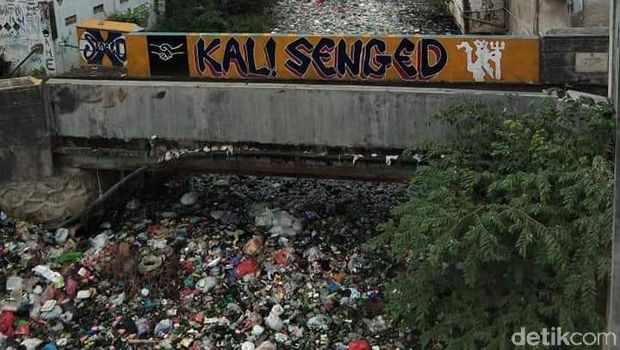 Jorok! Gunungan Sampah Penuhi Sungai di Kampung Taj Yasin Rembang