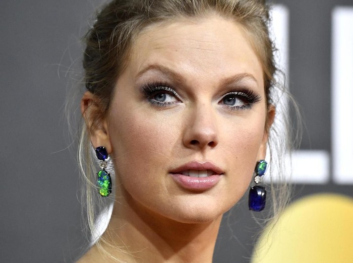Taylor Swift BEVERLY HILLS, CALIFORNIA - JANUARY 05: Taylor Swift attends the 77th Annual Golden Globe Awards at The Beverly Hilton Hotel on January 05, 2020 in Beverly Hills, California. (Photo by Frazer Harrison/Getty Images)