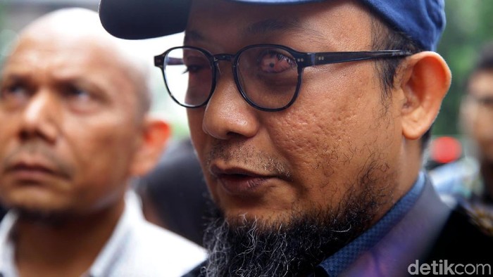 Penyidik KPK Novel Baswedan tiba di Polda Metro Jaya. Ia akan diperiksa sebagai korban penyerangan air keras.