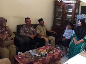 Polisi Nasihati Bocah yang Sepedaan di Median Jalan Exit Tol