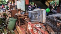 Barang-barang lain, seperti televisi juga rusak.