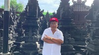Dalam captionnya Hotman menuliskan Capek keliling bali cari Gapura untuk Villa.  Bangun vila baru nih bang? (hotmanparisofficial/Instagram)