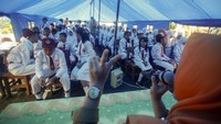 Sejumlah siswa gabungan beberapa kelas SDN Cirimekar 02 belajar di tenda darurat di Cibinong, Kabupaten Bogor, Jawa Barat, Senin (6/1/2020).