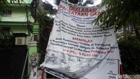 Tak hanya menolak PKL berjualan di trotoar, spanduk itu juga berisi penolakan untuk parkir liar.