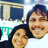 Selama melawan kankernya, aktris yang tutup usia di umur 50 tahun itu selalu didampingi oleh asisten pribadinya yang berujung menjadi suaminya. Pria setia tersebut adalah Mayky Wongkar yang telah bekerja untuk Ria selama belasantahun.  Foto: dok. Instagram