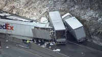 Foto-foto dari lokasi kejadian menunjukkan beberapa kendaraan yang hancur karena tabrakan. Termasuk sebuah bus terbalik, dua trailer traktor, bus penumpang dan sebuah truk FedEx yang hancur yang membuat paket-paket tergeletak di sepanjang jalan raya. KDKA TV via AP.