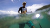 Di Timor-Leste, seorang remaja tengah berburu ikan menggunakan tombak. Istimewa/UNICEF/Soares.