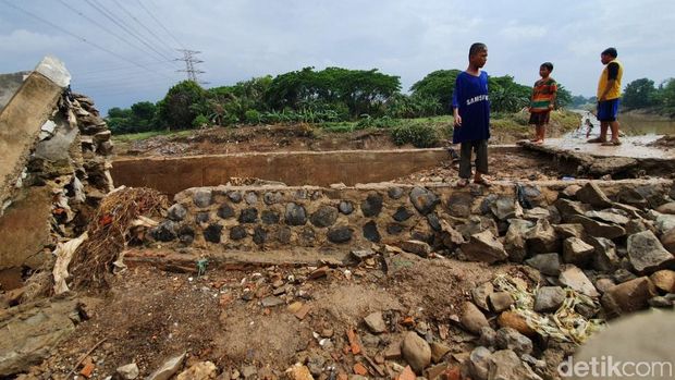 Tanggul Kali Bekasi Jebol Sepanjang 30 Meter Akibat Banjir