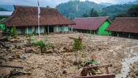 Kondisi bangunan sekolah SMPN 1 Lebak Gedong nampak masih tertimbun material longsor di Desa Ciladaheun, Lebak, Banten, Senin (6/1/2020).