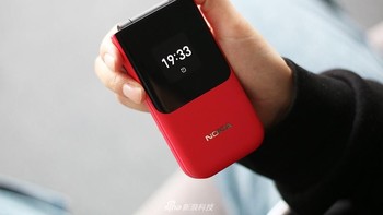 Ponsel ini menjalankan sistem operasi KaiOS yang membuat feature phone punya fitur layaknya smartphone. Foto: Sina Mobile