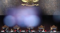 Dalam putusan juga dijelaskan bahwa para pemohon tak berhak mengajukan uji materi. 
