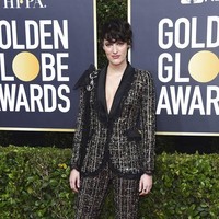 Di tengah dominasi dress, Phoebe Waller-Bridge mencuri perhatian dengan setelan Ralph and Russo. (Foto: Jordan Strauss/Invision/AP)