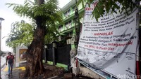 Spanduk itu bertulisan Kami Seluruh Tokoh Masyarakat, Para Ketua RW, Ketua LMK, Ketua FKDM, Ketua Karang Taruna, Citra Bhayangkara SE-Kelurahan Paseban, Kecamatan Senen, Kota Adm. Jakarta Pusat MENOLAK Seluruh Pedestrian/Trotoar di Sepanjang Jl Kramat Raya Sampai dengan Jl Salemba Raya Dijadikan Tempat Usaha Para Pedagang Kaki Lima (PKL).