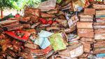 Alamak! Ratusan Buku Ini Rusak Terendam Banjir