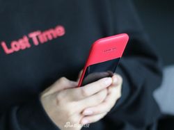 Penampakan Ponsel Lipat Nokia 2720 Berkelir Merah