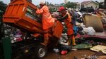 Aduh! Sampah Sisa Banjir Menumpuk di Kolong Tol Becakayu