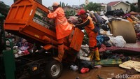Dengan motor gerobak, petugas mengangkut sampah dari pemukiman warga.