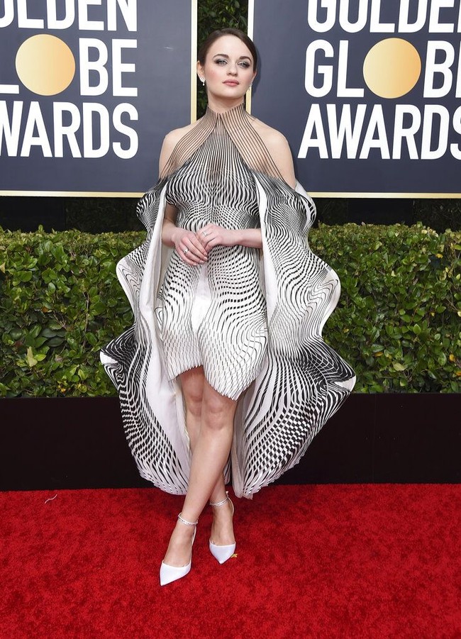 Joey King memukau dengan gaun Iris van Herpen bernuansa futuristik. (Foto: Jordan Strauss/Invision/AP)