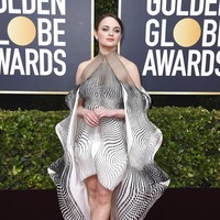 Joey King memukau dengan gaun Iris van Herpen bernuansa futuristik. (Foto: Jordan Strauss/Invision/AP)