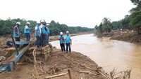 Hingga pukul 10.00 WIB, 98,2 persen gardu distribusi terdampak banjir di Jakarta, Bogor, Depok, Tangerang, dan Bekasi (Jabodetabek) dan Banten telah menyala. Dari total 6.320 gardu distribusi terdampak banjir, PLN telah menyalakan sebanyak 6.202 gardu dan sisa 118 gardu masih dipadamkan sementara demi keamanan warga. Selain memulihkan kelistrikan, PLN juga menyalurkan bantuan berupa sembako, selimut, handuk, susu, air mineral, pakaian laik pakai senilai Rp 113 juta di wilayah Lebak Banten. Istimewa/Dok. PLN.