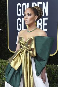 Berpita Besar, Gaun Jennifer Lopez di Golden Globes Jadi Candaan Netizen