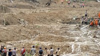 Akses jalan terputus, warga yang terdampak dan mengungsi harus melewati naik turun bukit di desa sebalahnya. Sejumlah anggota Sat Brimobda Jabar, Basarnas dan relawan melakukan proses pencarian korban tanah longsor di Kampung Sinar Harapan, Desa Harkat Jaya, Kecamatan Sukajaya, Kabupaten Bogor, Jawa Barat, Minggu (5/1/2020) sore.