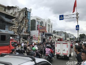 Jalan Brigjen Katamso Slipi Depan Gedung Ambruk Dibuka, Lalin Macet