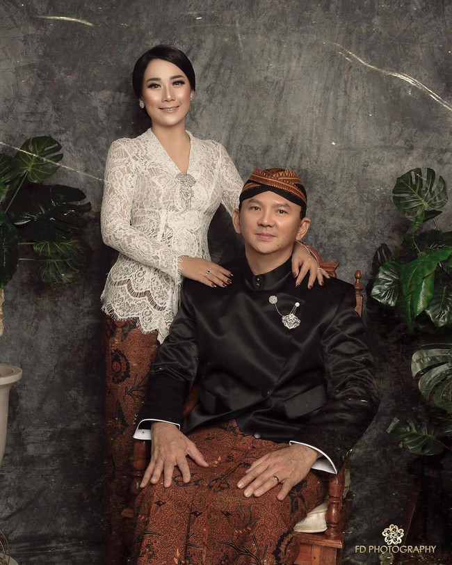 Ahok Puput menjelma sebagai pengantin Jawa. Keduanya pun memamerkan kemesraan. Ahok terlihat berbaju beskap, jarik dan blankon, berduaan dengan sang istri baru yang anggun dalam balutan kebaya klasik.  Foto: Instagram @fdphotography90