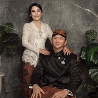 Ahok Puput menjelma sebagai pengantin Jawa. Keduanya pun memamerkan kemesraan. Ahok terlihat berbaju beskap, jarik dan blankon, berduaan dengan sang istri baru yang anggun dalam balutan kebaya klasik.  Foto: Instagram @fdphotography90