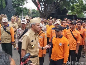 Ganjar Berangkatkan 100 Relawan Jateng untuk Korban Banjir Jakarta